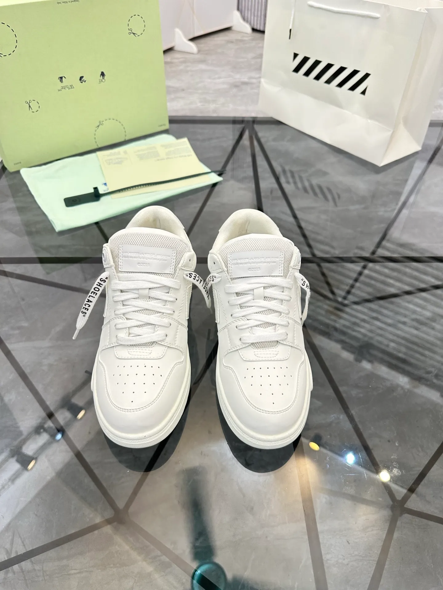 Selling men's shoes 💰: 💰P560¥ High-end top quality (leather buckle plus 10) Product trademark: OFF WHITE * "OFF WHITE*" low-top casual shoes Regular size: 35-45 (can be customized to 46) Couple style Product material: imported first-layer cowhide leather upper, breathable lining, original outsole. No.: H203